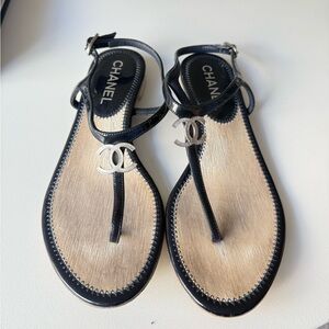 CHANEL Navy Patent Leather CC Thong Sandals – Size 35.5C